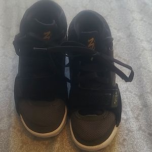 Boys size 4 basketball shoes